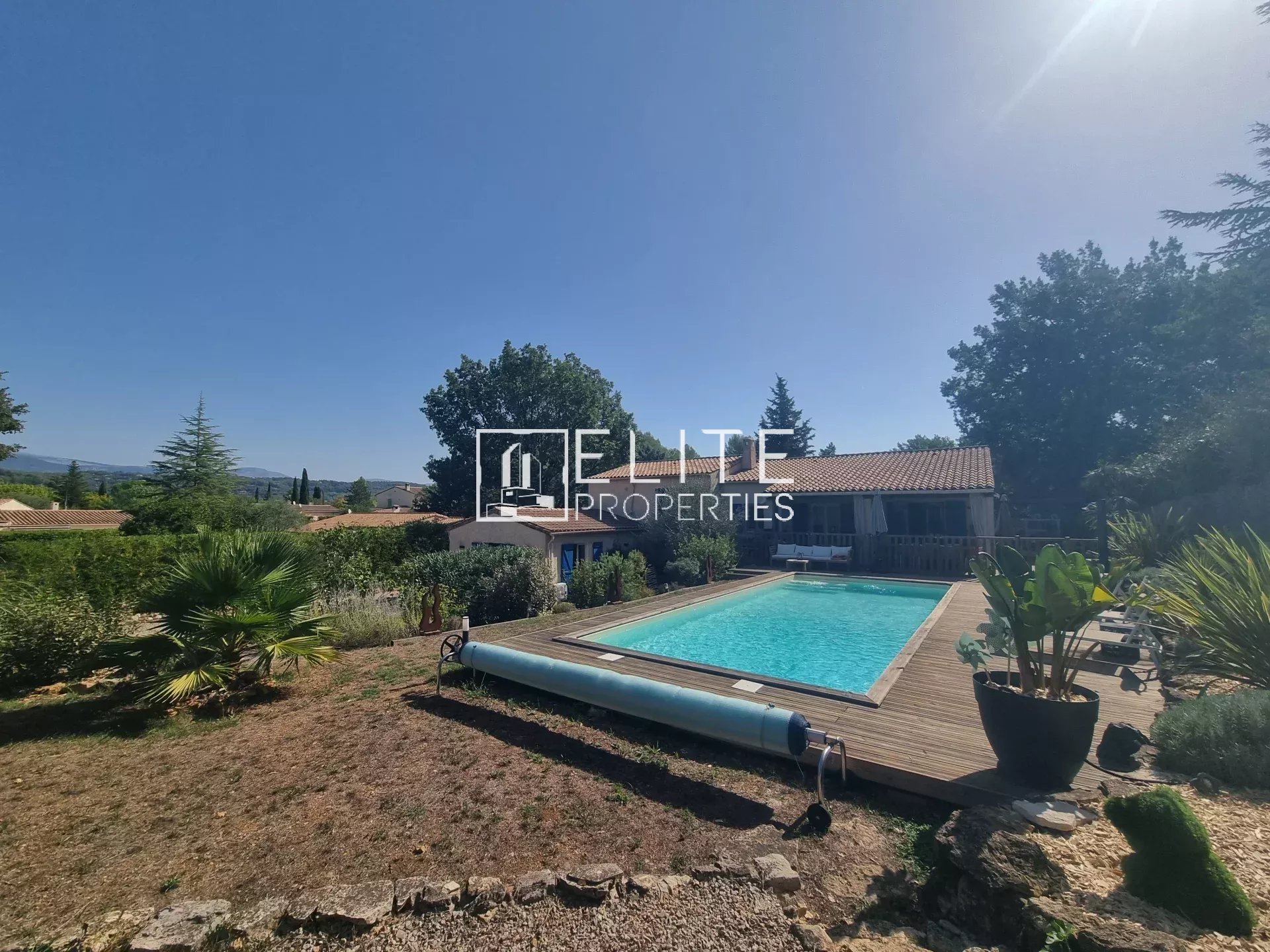 Villa in Fayence with swimming pool Villa with swimming pool in Fayence, 1215 m² plot, sunny and wooded.