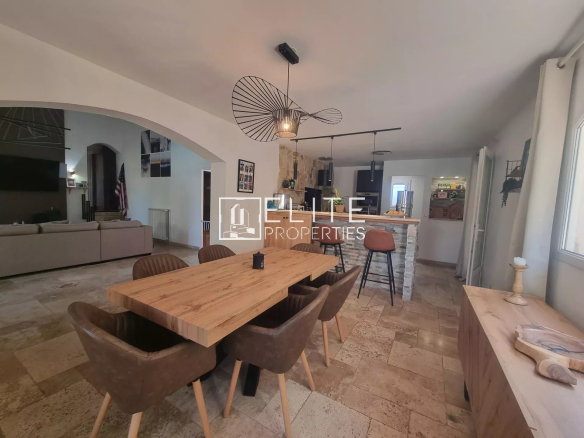 Interior of a villa in Fayence with dining room and open kitchen.