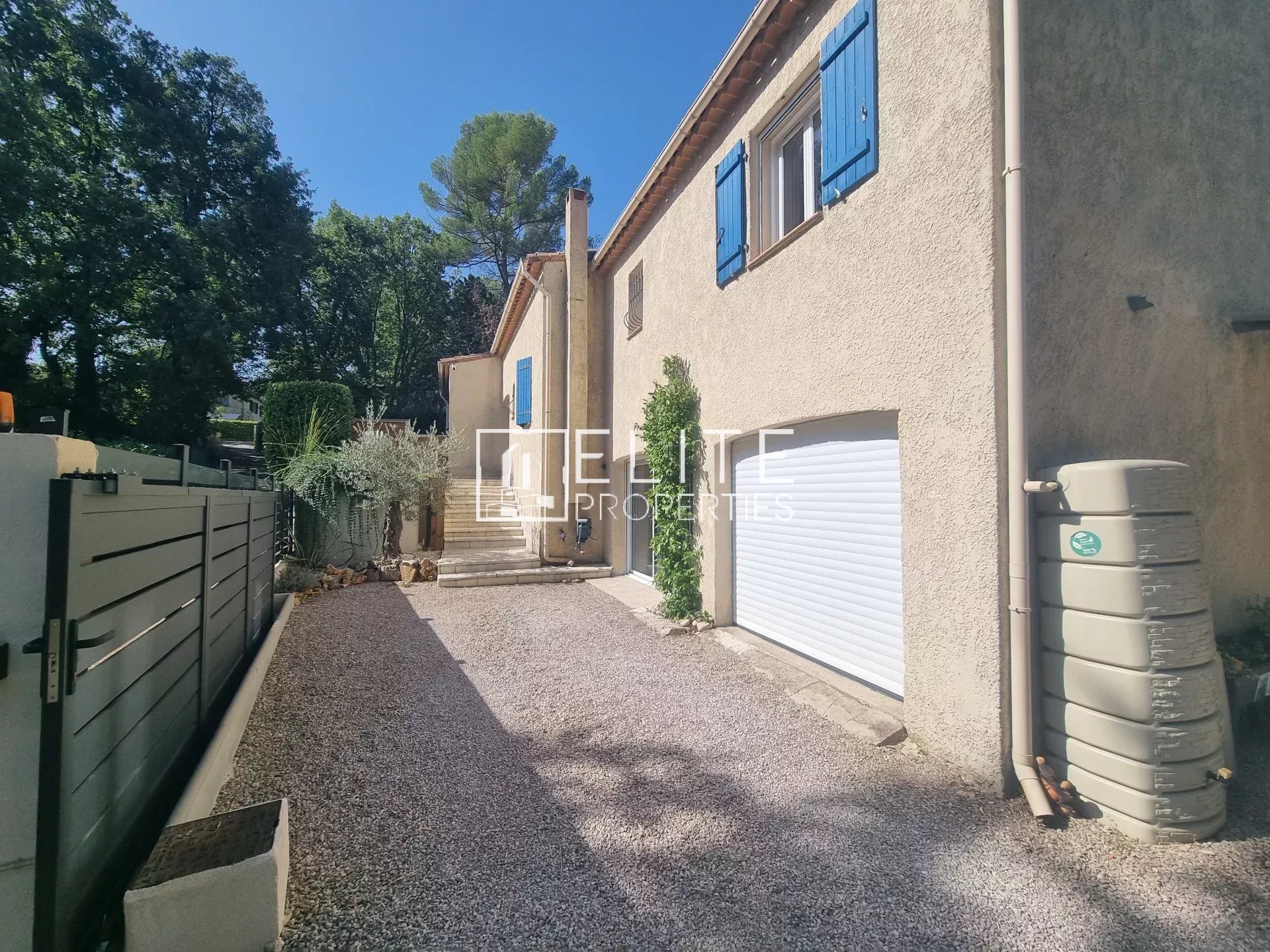 Villa in Fayence Exterior view of a villa in Fayence with garage and gravel area.