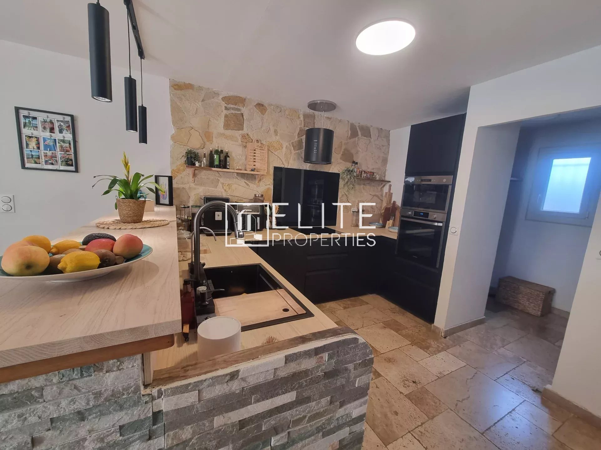 Kitchen of the villa in Fayence Modern kitchen with wooden countertop and integrated appliances in a villa in Fayence.