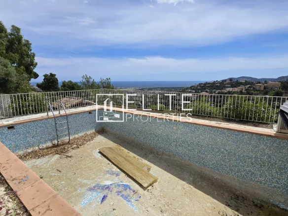 Piscine vide avec vue sur la mer à Mandelieu-la-Napoule.
