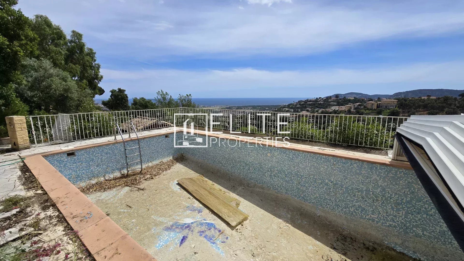 Maison avec piscine et vue mer à Mandelieu-la-Napoule Piscine vide avec vue sur la mer à Mandelieu-la-Napoule.