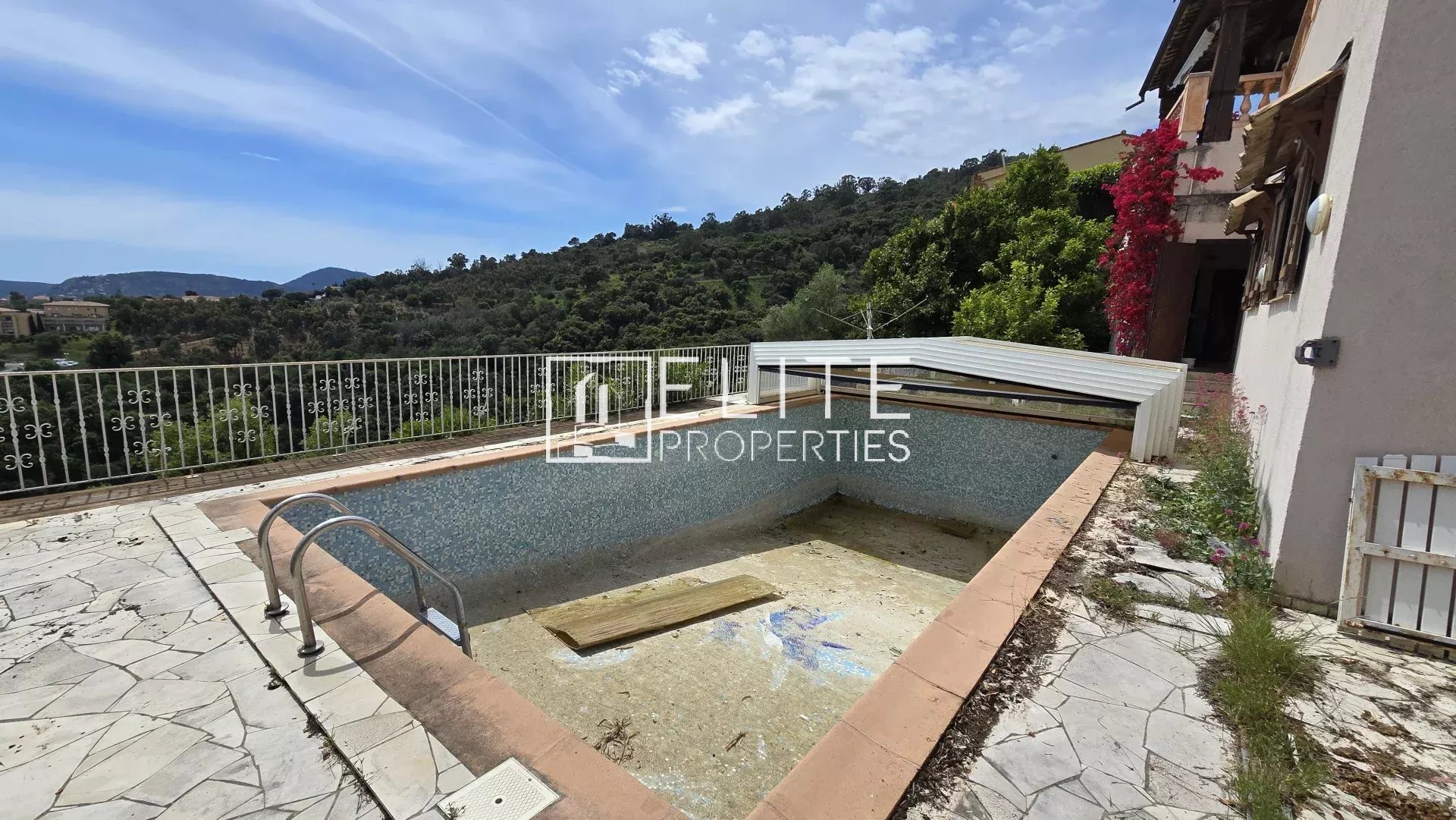Maison avec piscine à Mandelieu-la-Napoule Piscine vide et espace extérieur d'une maison à Mandelieu-la-Napoule, avec vue sur la nature environnante.