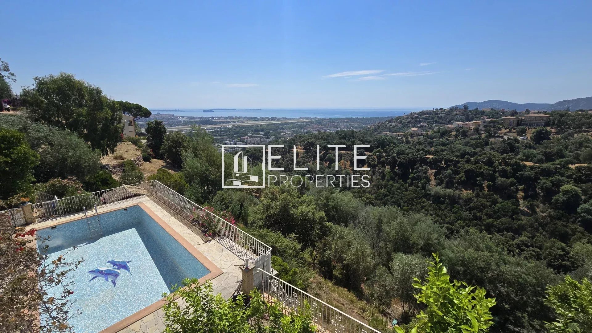 Maison avec piscine et vue mer Vue panoramique sur la mer et piscine depuis une maison à Mandelieu-la-Napoule.