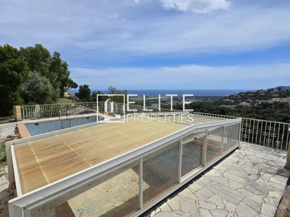 Maison avec piscine et vue sur la mer à Mandelieu-la-Napoule, dans un environnement calme.