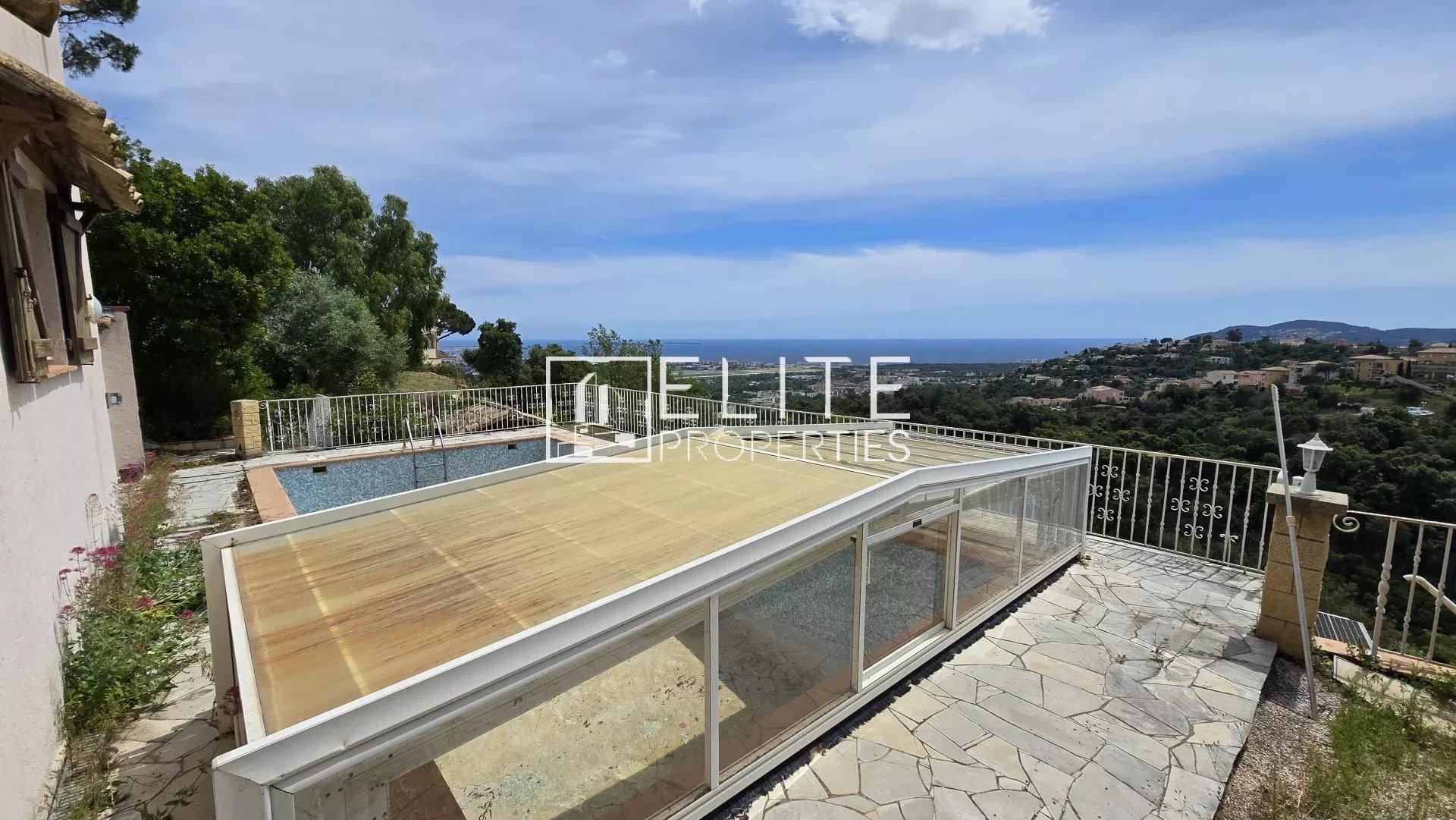 Maison avec piscine et vue mer Maison avec piscine et vue sur la mer à Mandelieu-la-Napoule, dans un environnement calme.