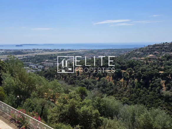 Vue panoramique sur la mer depuis une maison avec piscine à Mandelieu-la-Napoule.