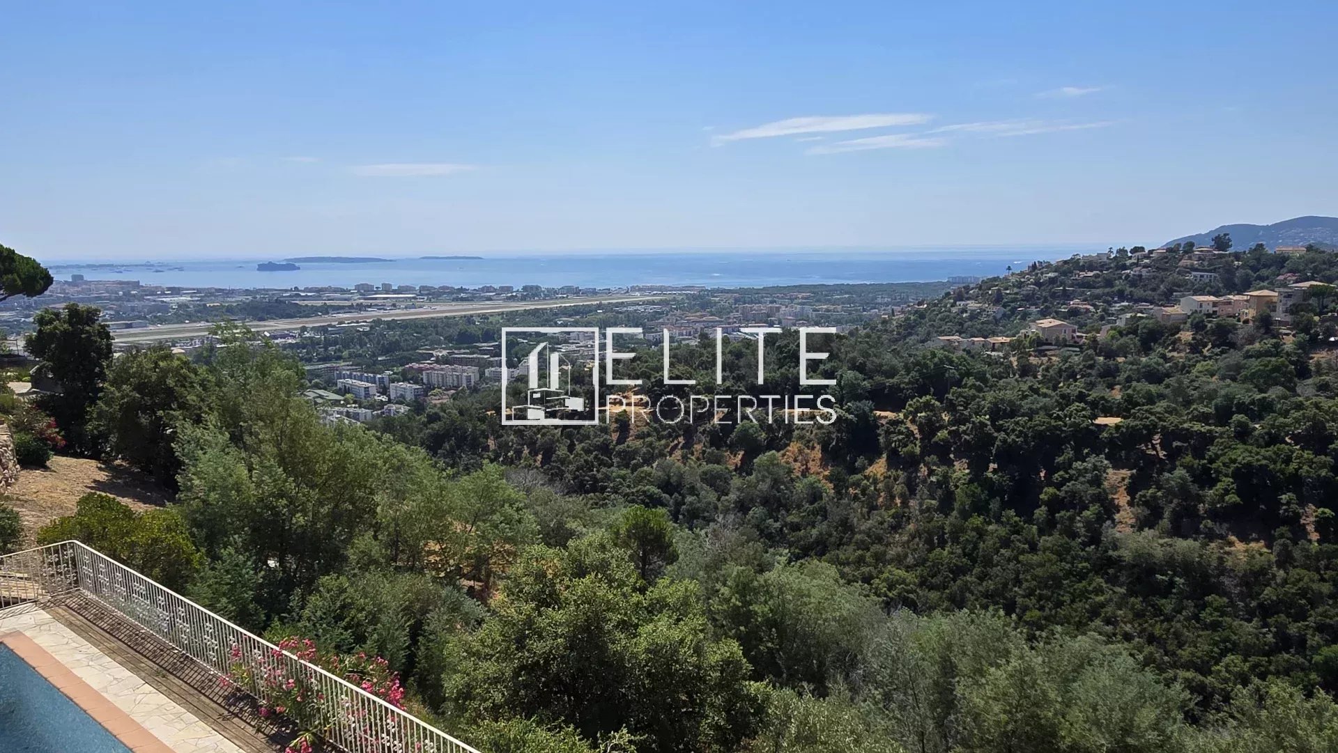 Maison avec piscine et vue mer à Mandelieu-la-Napoule Vue panoramique sur la mer depuis une maison avec piscine à Mandelieu-la-Napoule.