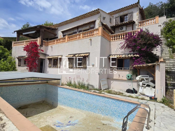 Maison de 155 m² avec piscine et vue mer à Mandelieu-la-Napoule, située dans un environnement calme.
