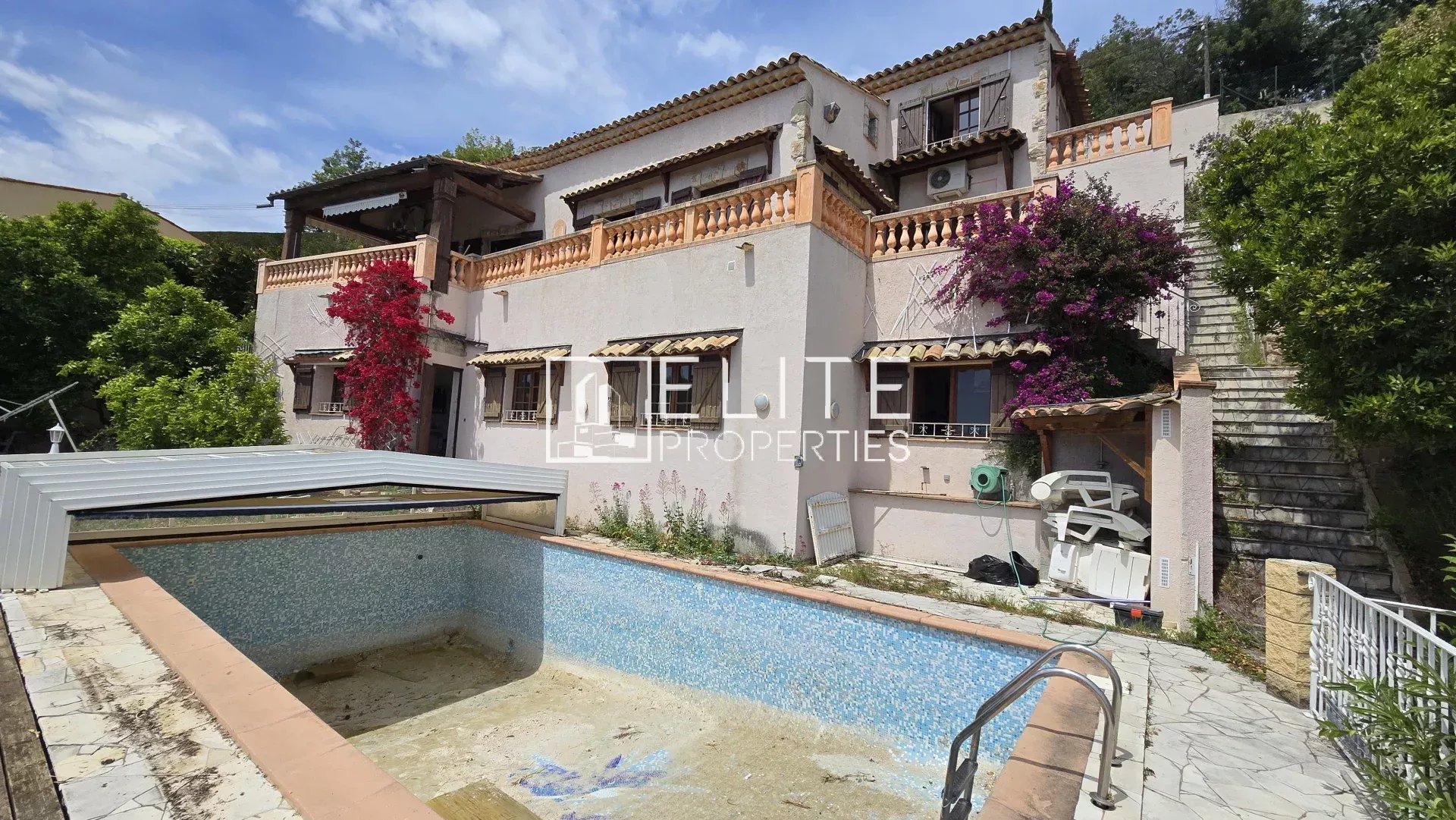 Maison avec piscine et vue mer à Mandelieu-la-Napoule Maison de 155 m² avec piscine et vue mer à Mandelieu-la-Napoule, située dans un environnement calme.