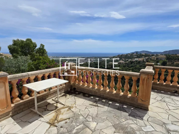 Terrasse avec vue sur la mer à Mandelieu-la-Napoule, maison de 155 m² avec piscine.