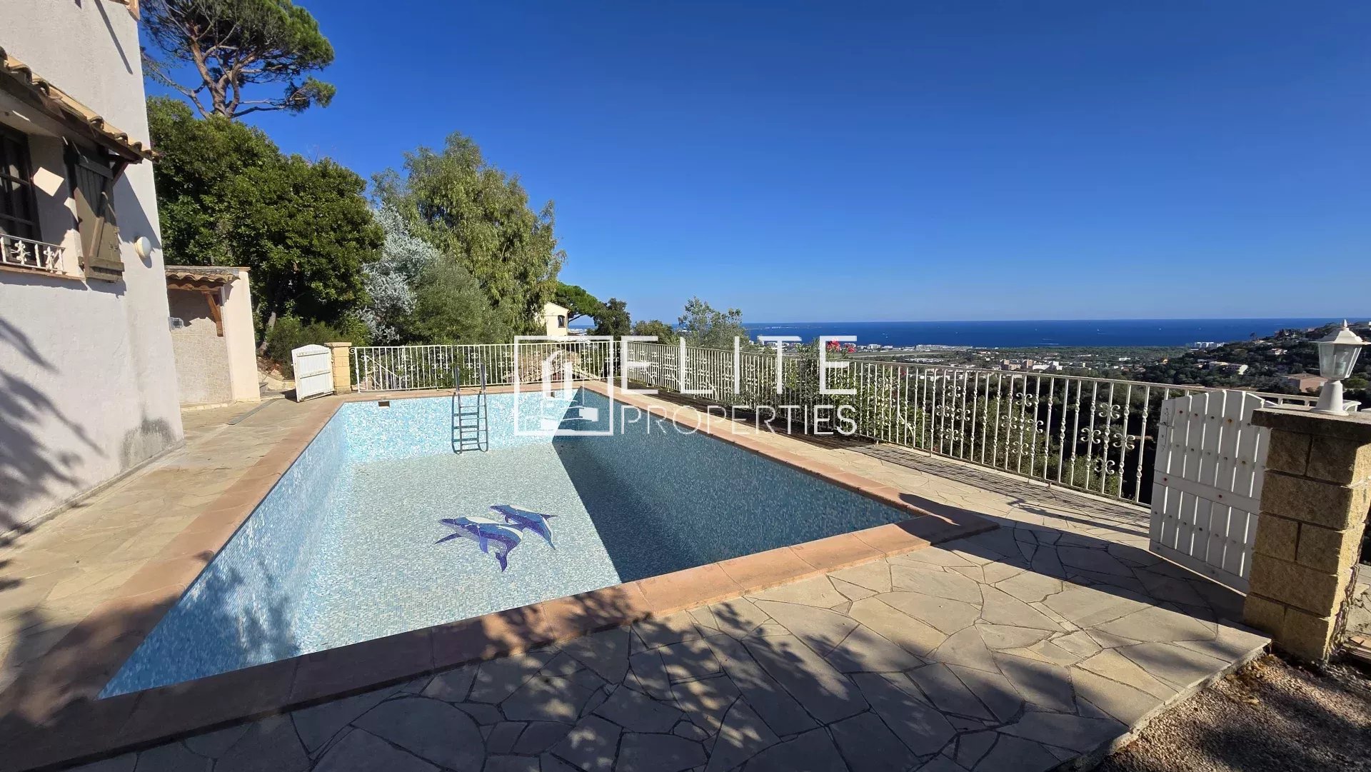 House with pool and sea view Swimming pool with panoramic sea views in Mandelieu-la-Napoule.