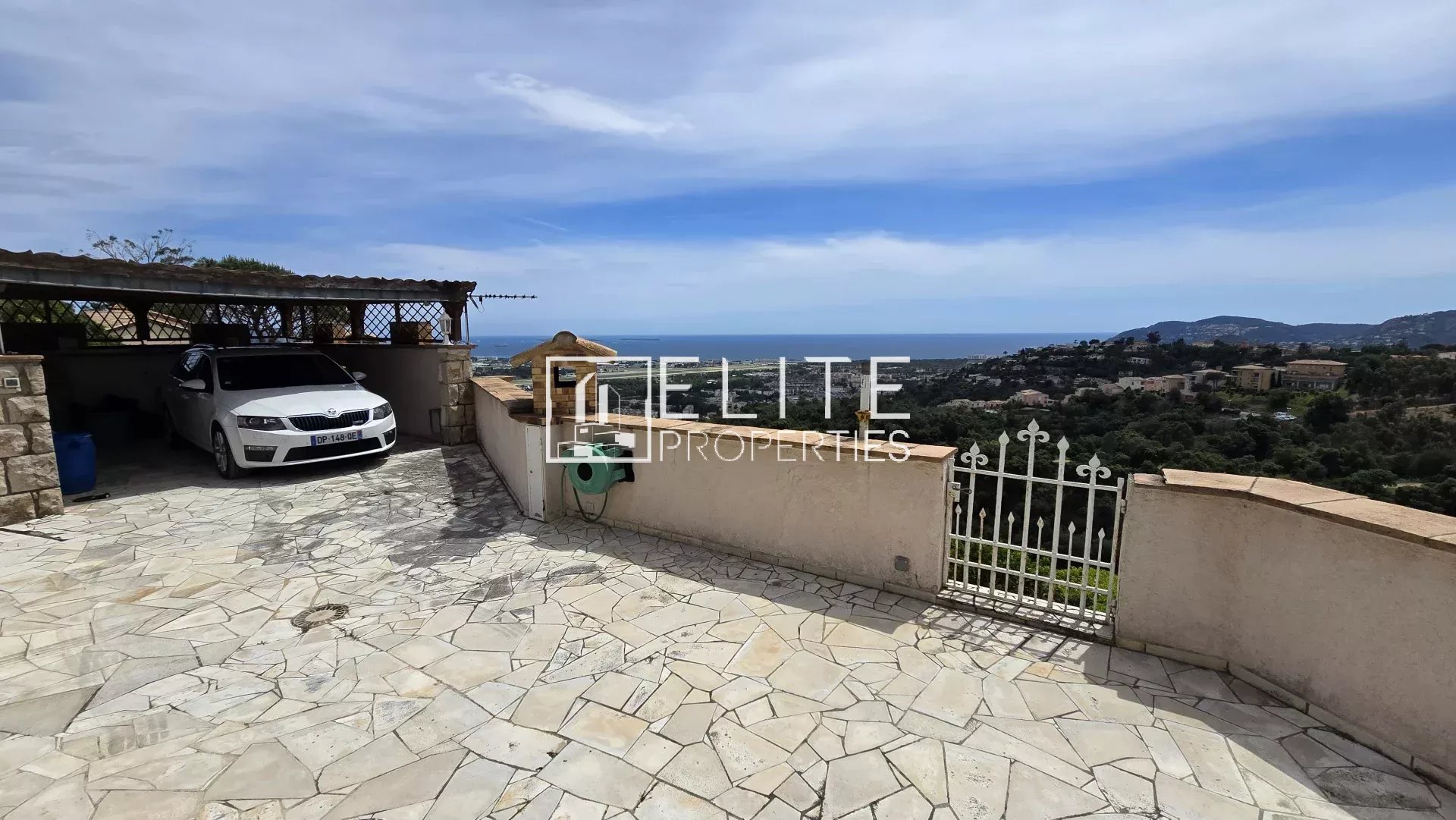 House with pool and sea view in Mandelieu-la-Napoule Panoramic sea view from a house with swimming pool in Mandelieu-la-Napoule.
