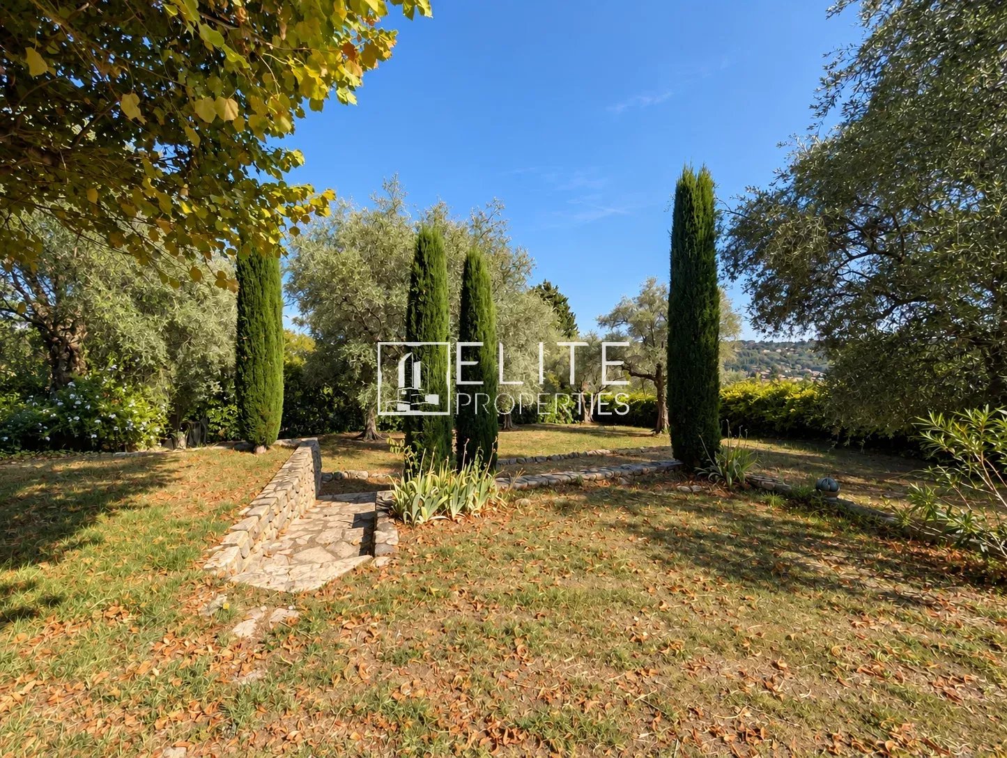 Jardin de la bergerie à Grasse Jardin d'une bergerie en pierres avec des cyprès et des arbres, à Grasse.