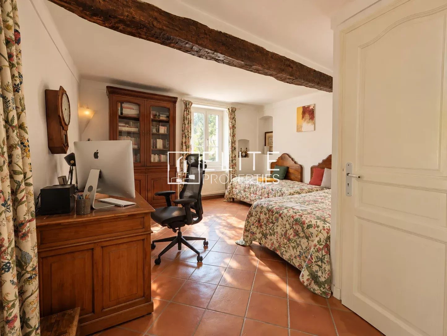 Chambre d’une bergerie à Grasse Chambre spacieuse avec lit double, bureau et bibliothèque dans une bergerie à Grasse.