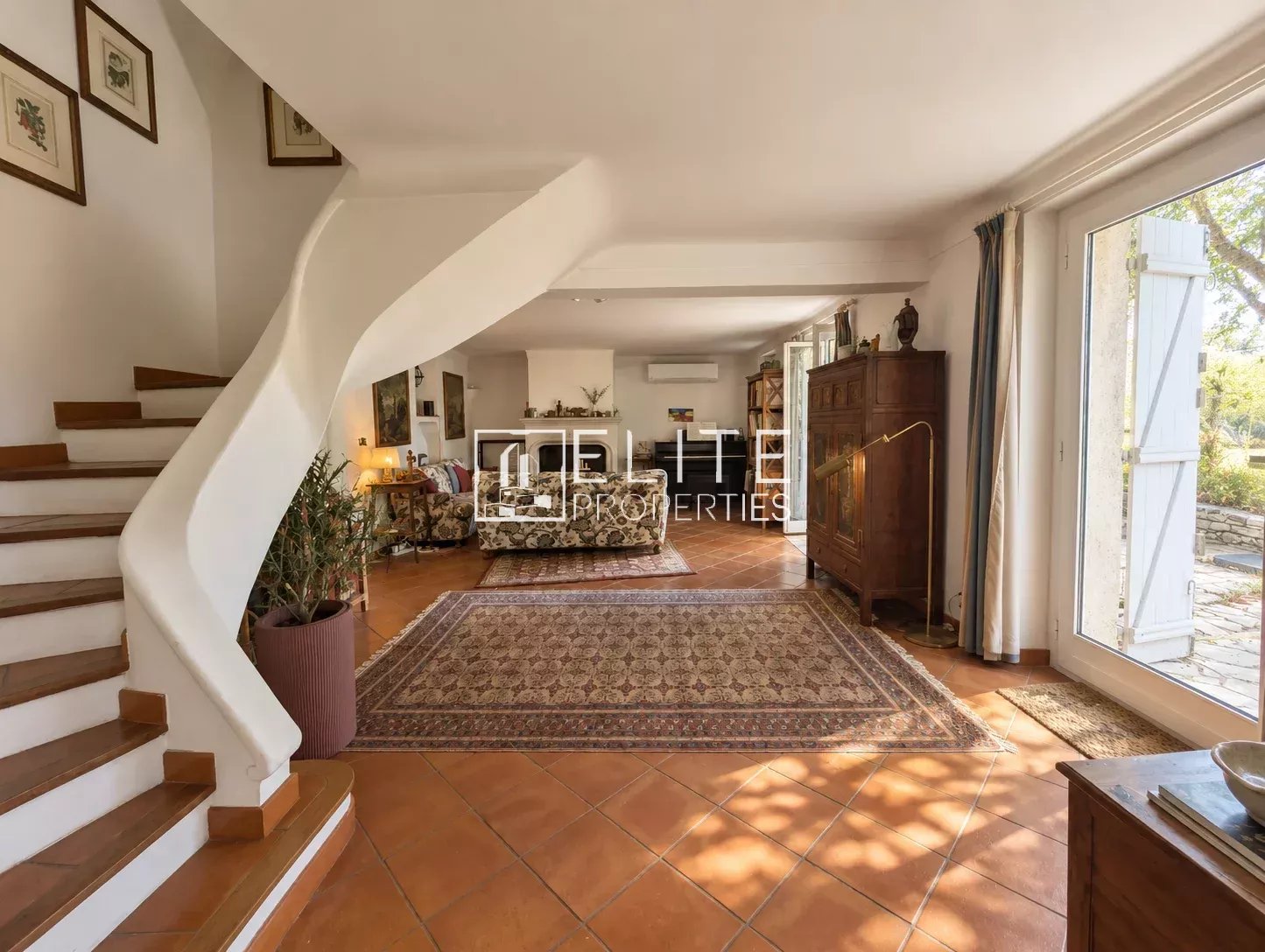 Intérieur d’une bergerie à Saint-Antoine Intérieur d'une bergerie provençale avec un escalier en colimaçon et un salon spacieux.