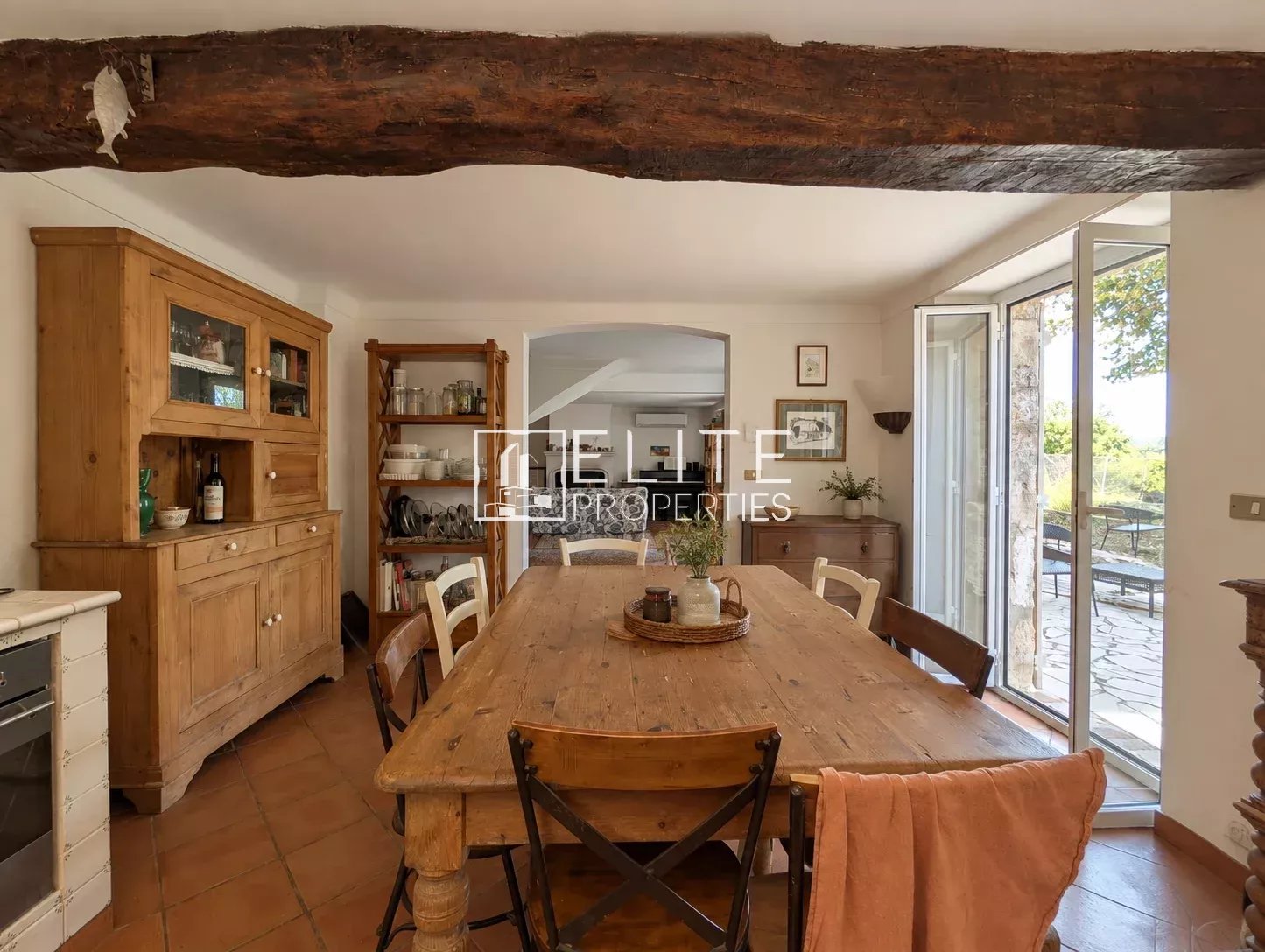 Intérieur d’une bergerie à Grasse Intérieur d'une bergerie en pierres apparentes avec une grande table en bois et des chaises, à Grasse.
