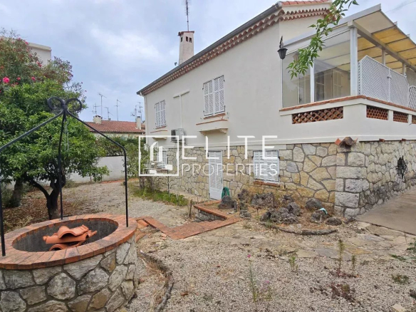 Maison à Juan-les-Pins avec jardin et puits, composée de deux appartements 3 pièces.