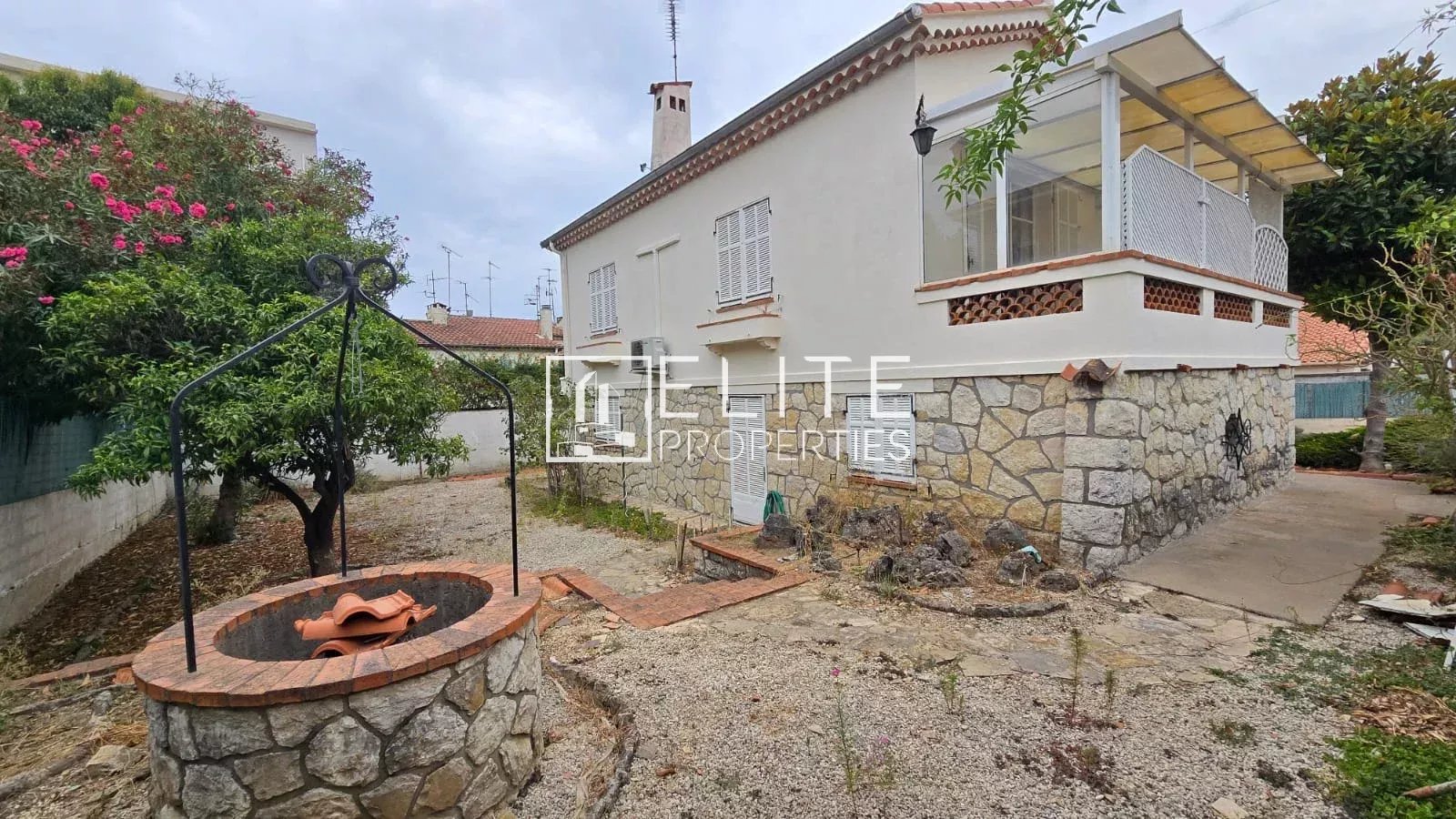 Maison avec deux appartements à Juan-les-Pins Maison à Juan-les-Pins avec jardin et puits, composée de deux appartements 3 pièces.