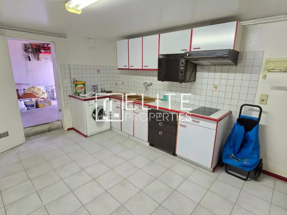 Cuisine d'un appartement de 3 pièces dans une maison à Juan-les-Pins.