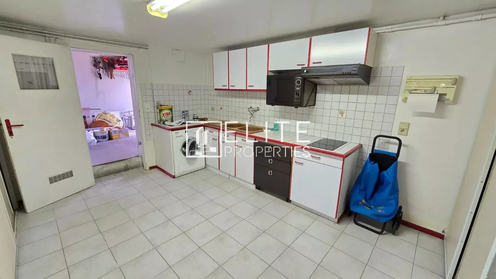 Cuisine appartement 3 pièces Cuisine d'un appartement de 3 pièces dans une maison à Juan-les-Pins.