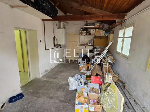 Intérieur d'un garage en désordre avec divers objets et matériel de rangement.