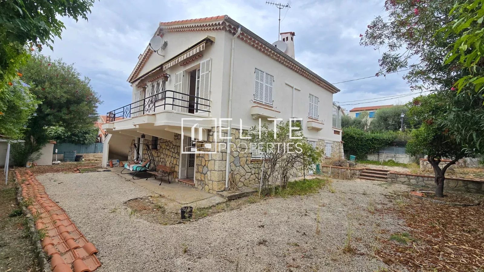 Maison avec appartements à Juan-les-Pins Maison à Juan-les-Pins avec deux appartements 3 pièces et garage, terrain de 535 m².