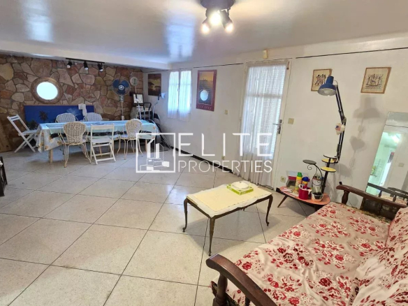 Intérieur d'un appartement 3 pièces avec salon, table à manger et décoration simple.