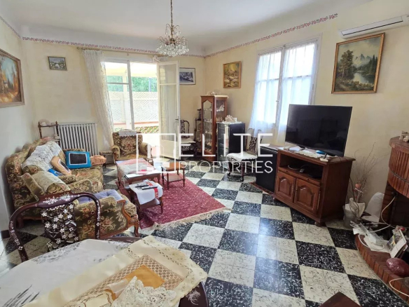 Intérieur d'une maison avec salon et cheminée, mobilier classique et décoration vintage.