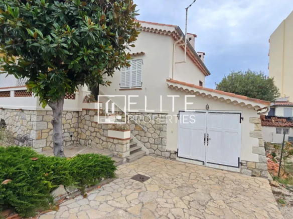 Maison à Juan-les-Pins avec deux appartements et garage, terrain de 535 m².