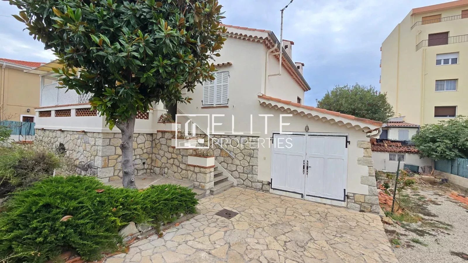 Maison avec appartements à Juan-les-Pins Maison à Juan-les-Pins avec deux appartements et garage, terrain de 535 m².