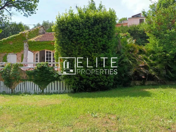 Maison de plain-pied à rénover avec jardin arboré à Mougins.
