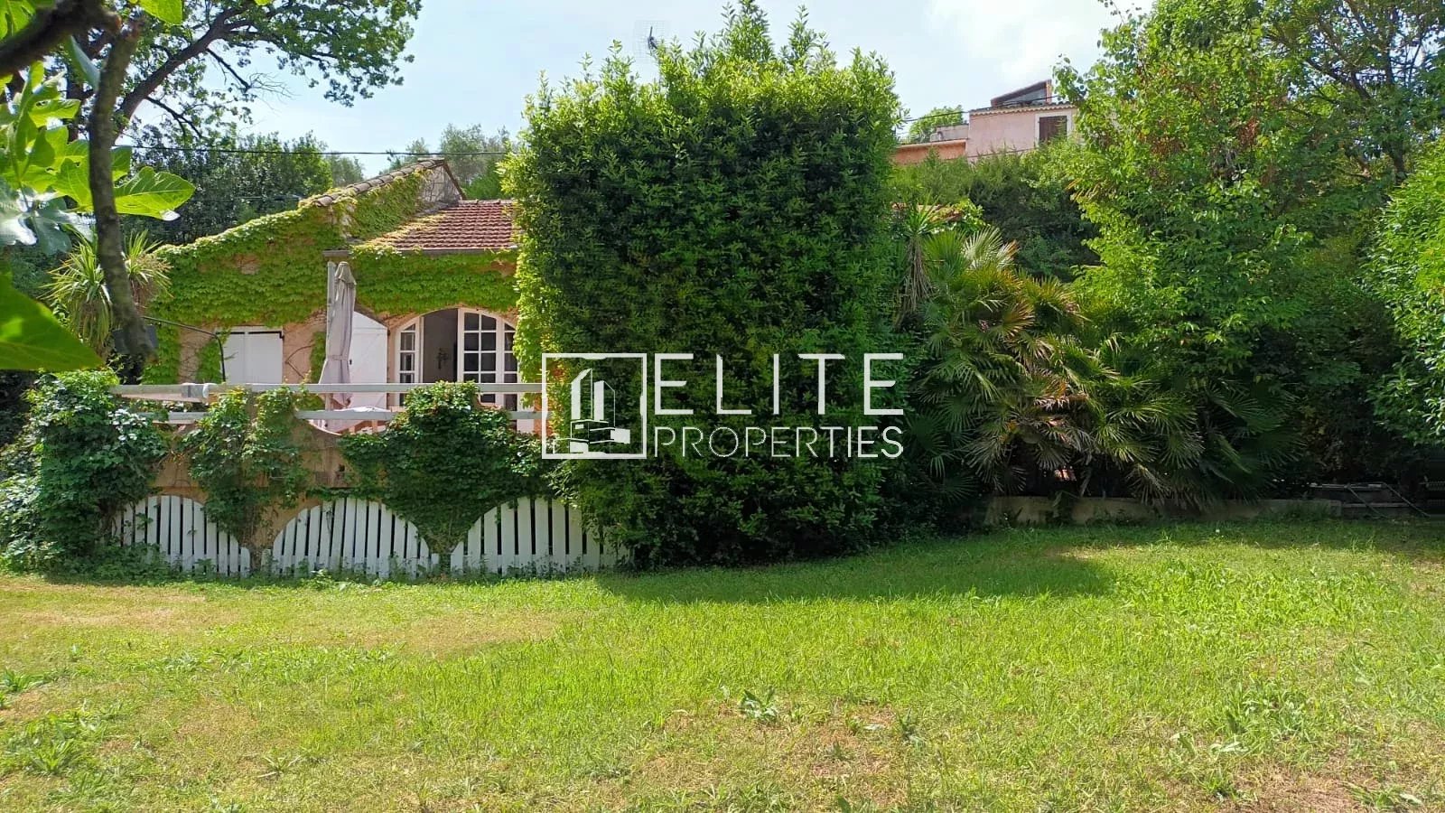Maison à rénover à Mougins Maison de plain-pied à rénover avec jardin arboré à Mougins.