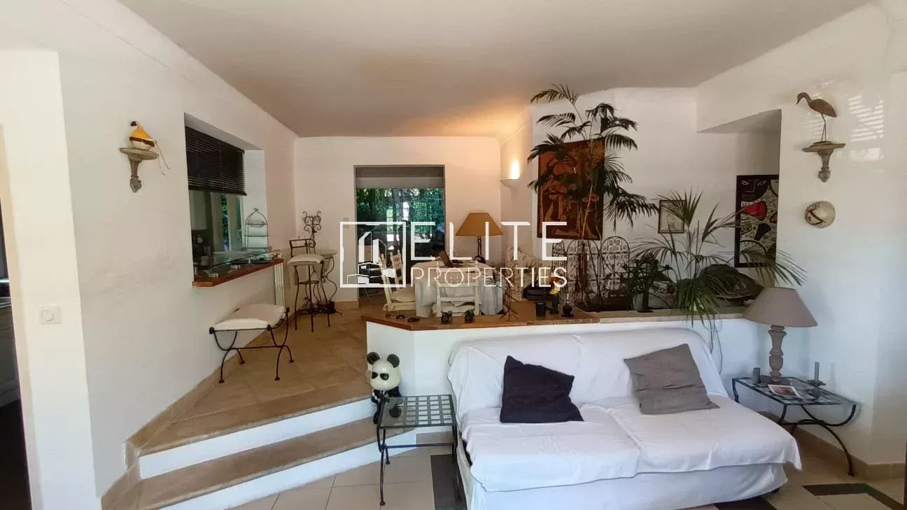 Intérieur d’une maison à rénover à Mougins Intérieur d'une maison de plain-pied à Mougins, avec un salon lumineux et des plantes.
