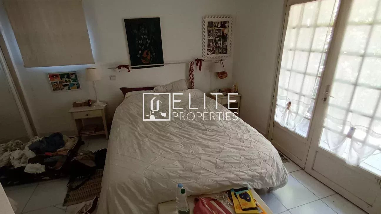 Chambre à rénover à Mougins Chambre d'une maison de plain-pied à rénover, avec un lit et des fenêtres donnant sur l'extérieur.