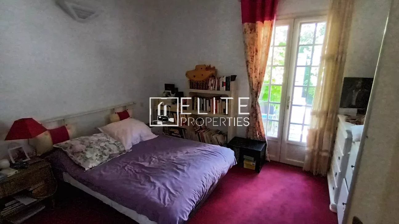 Chambre de maison à rénover à Mougins Chambre d'une maison de plain-pied à Mougins avec lit, bureau et accès à l'extérieur.