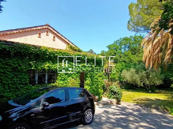 Maison de plain-pied à rénover avec jardin arboré à Mougins.
