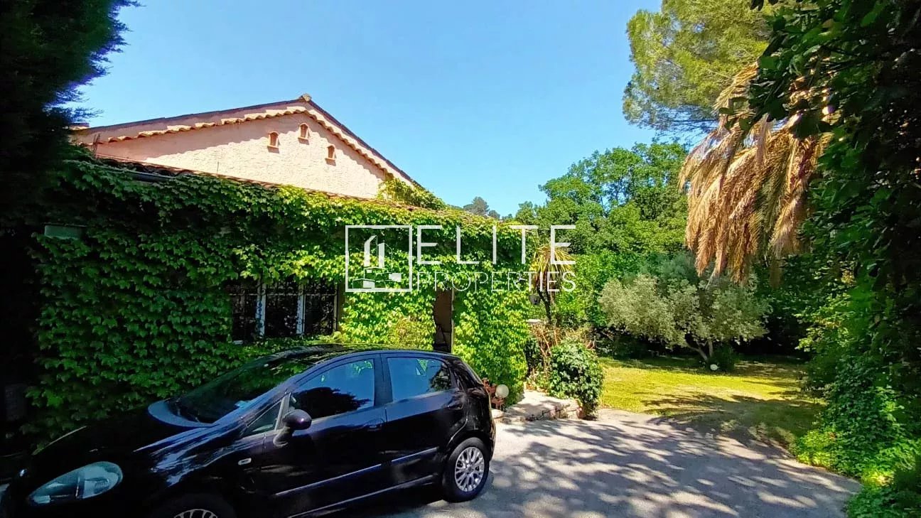 Maison à rénover à Mougins Maison de plain-pied à rénover avec jardin arboré à Mougins.