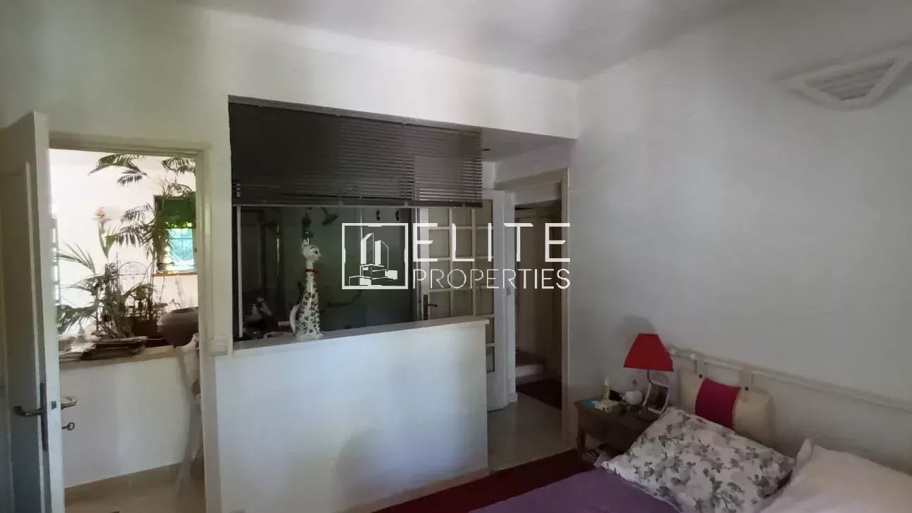 Intérieur d’une maison à rénover à Mougins Intérieur d'une maison de plain-pied à rénover avec des murs clairs et des plantes d'intérieur.