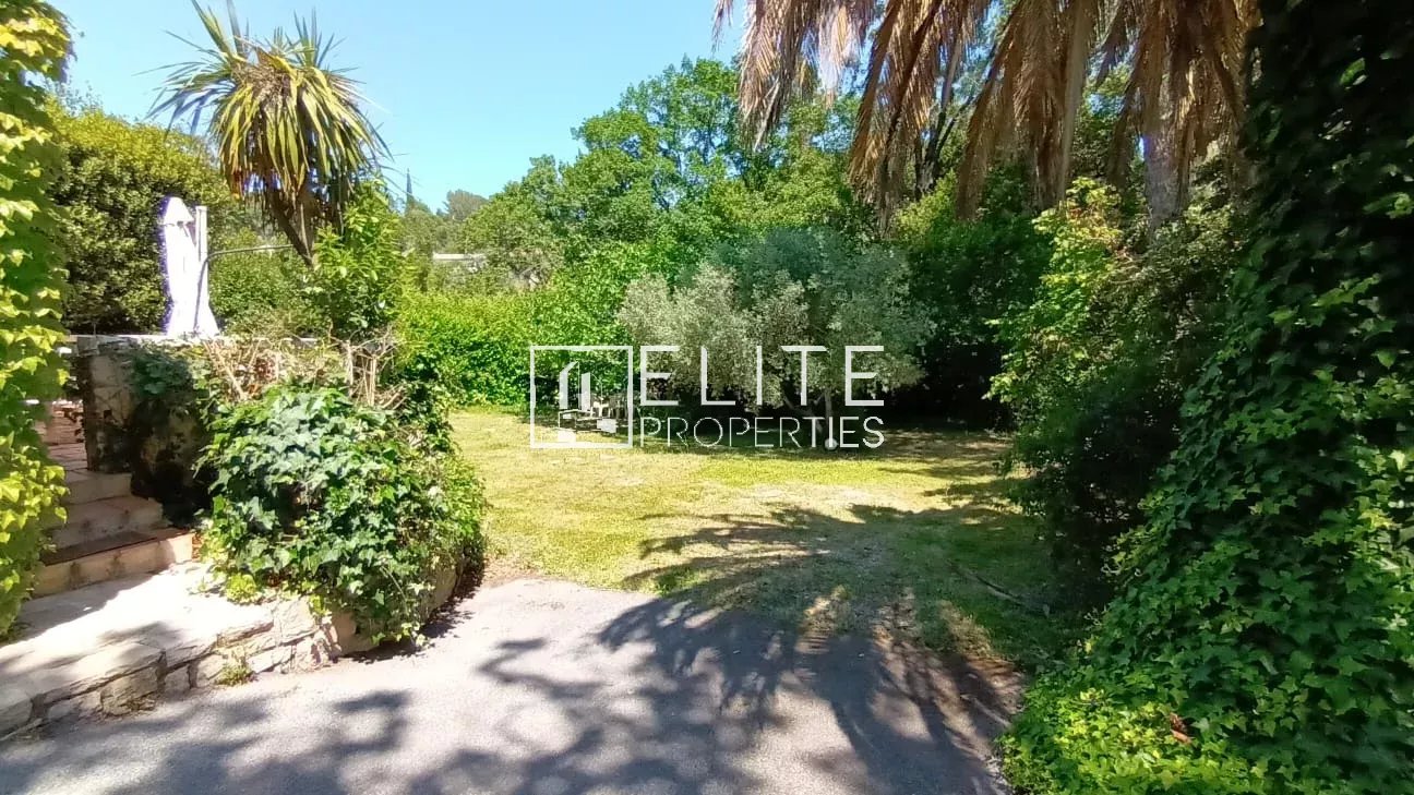 Jardin d’une maison à Mougins Jardin d'une maison de plain-pied à Mougins, terrain plat et arboré