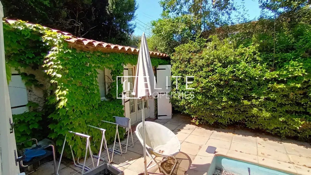 Maison à rénover à Mougins Maison de plain-pied avec jardin arboré à Mougins, vue sur la terrasse et la piscine.