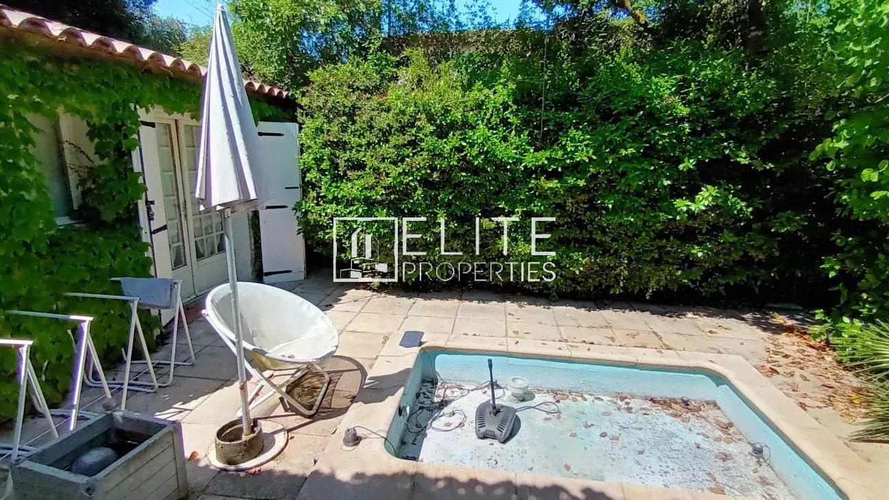 Terrasse d’une maison à rénover à Mougins Terrasse d'une maison de plain-pied à rénover, avec une petite piscine et des plantes verdoyantes.