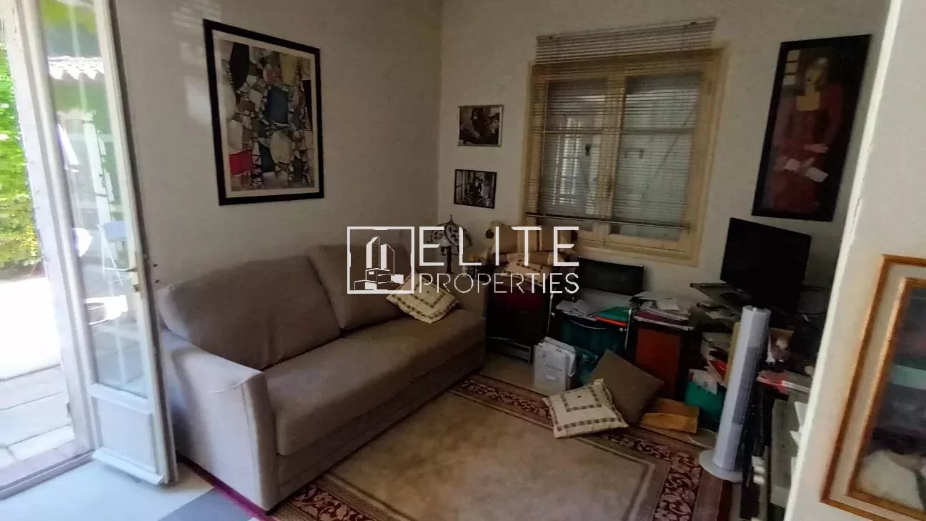 Intérieur d’une maison à rénover à Mougins Intérieur d'une maison de plain-pied à rénover, avec un salon et des meubles simples.