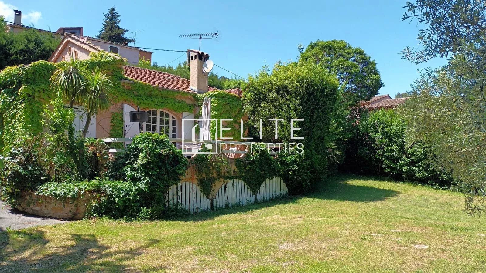 Maison à rénover à Mougins Maison de plain-pied à rénover avec jardin arboré à Mougins