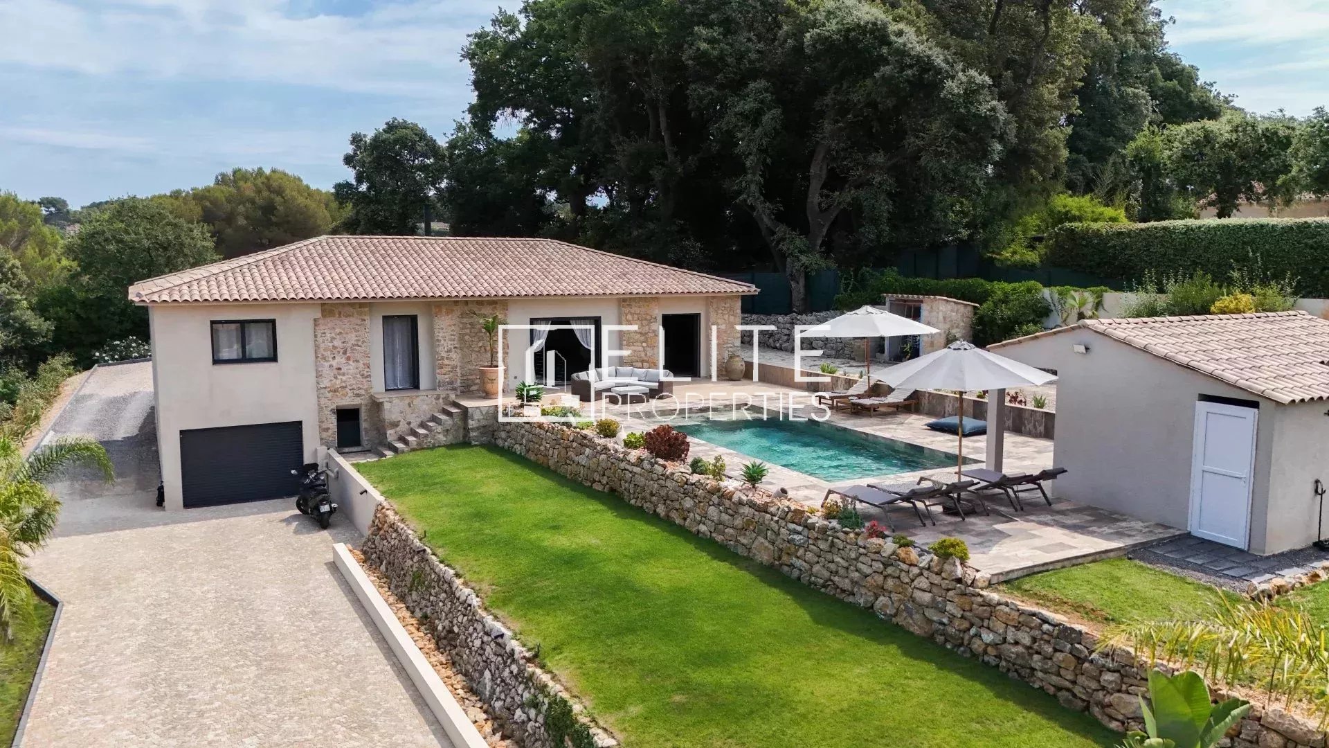 Charming villa in Vallauris Renovated villa in Vallauris with swimming pool and garden, southwest facing.