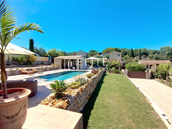 Renovated villa with swimming pool and garden in Vallauris, southwest facing.