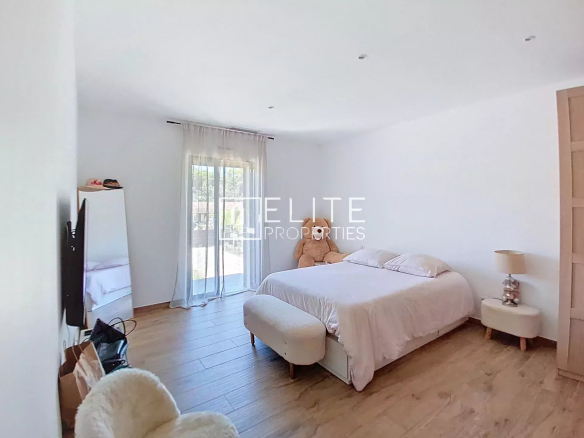 Spacious room with double bed and access to the outside in a renovated villa in Vallauris.