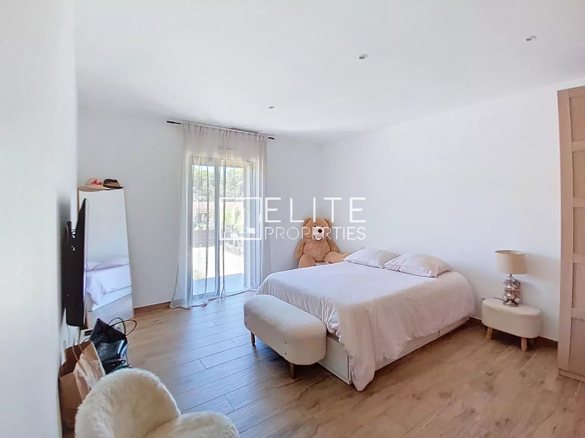 Villa room in Vallauris Spacious room with double bed and access to the outside in a renovated villa in Vallauris.