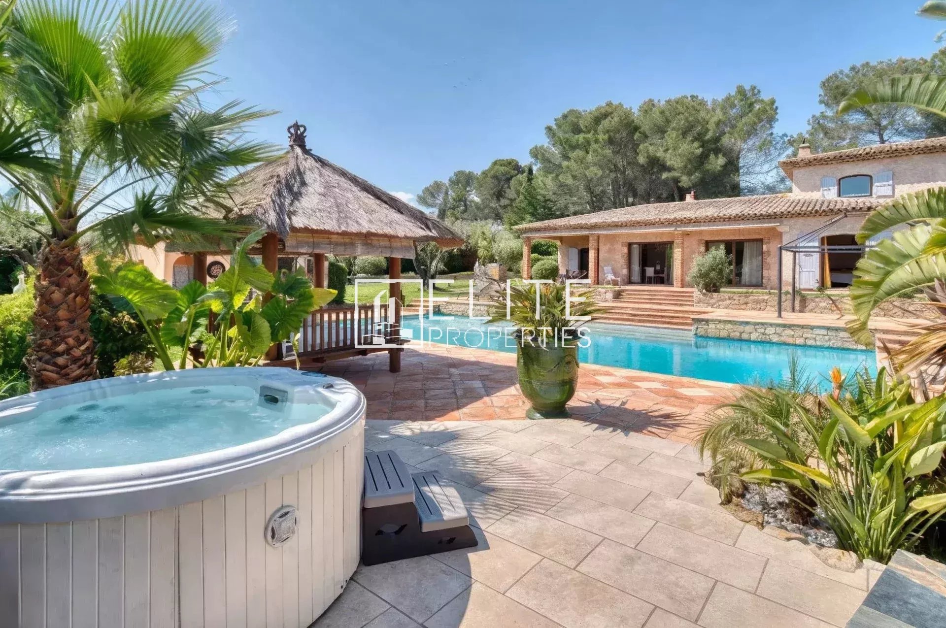 Family property in Mouans-Sartoux View of a family property with swimming pool and jacuzzi in a landscaped park in Mouans-Sartoux.