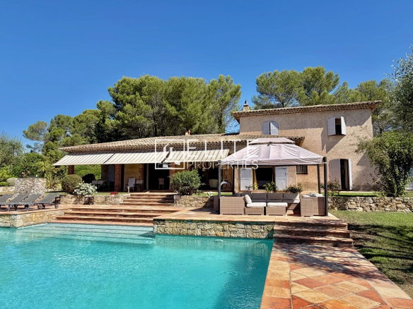 Villa with swimming pool and terrace in a landscaped park in Mouans-Sartoux.